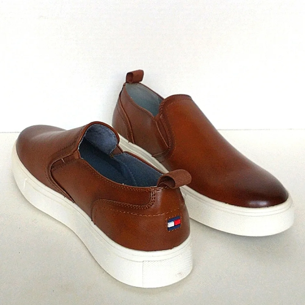 New w/Box Tommy Hilfiger Kozal Vegan Leather Burnished Med Brown Slip-On Loafers